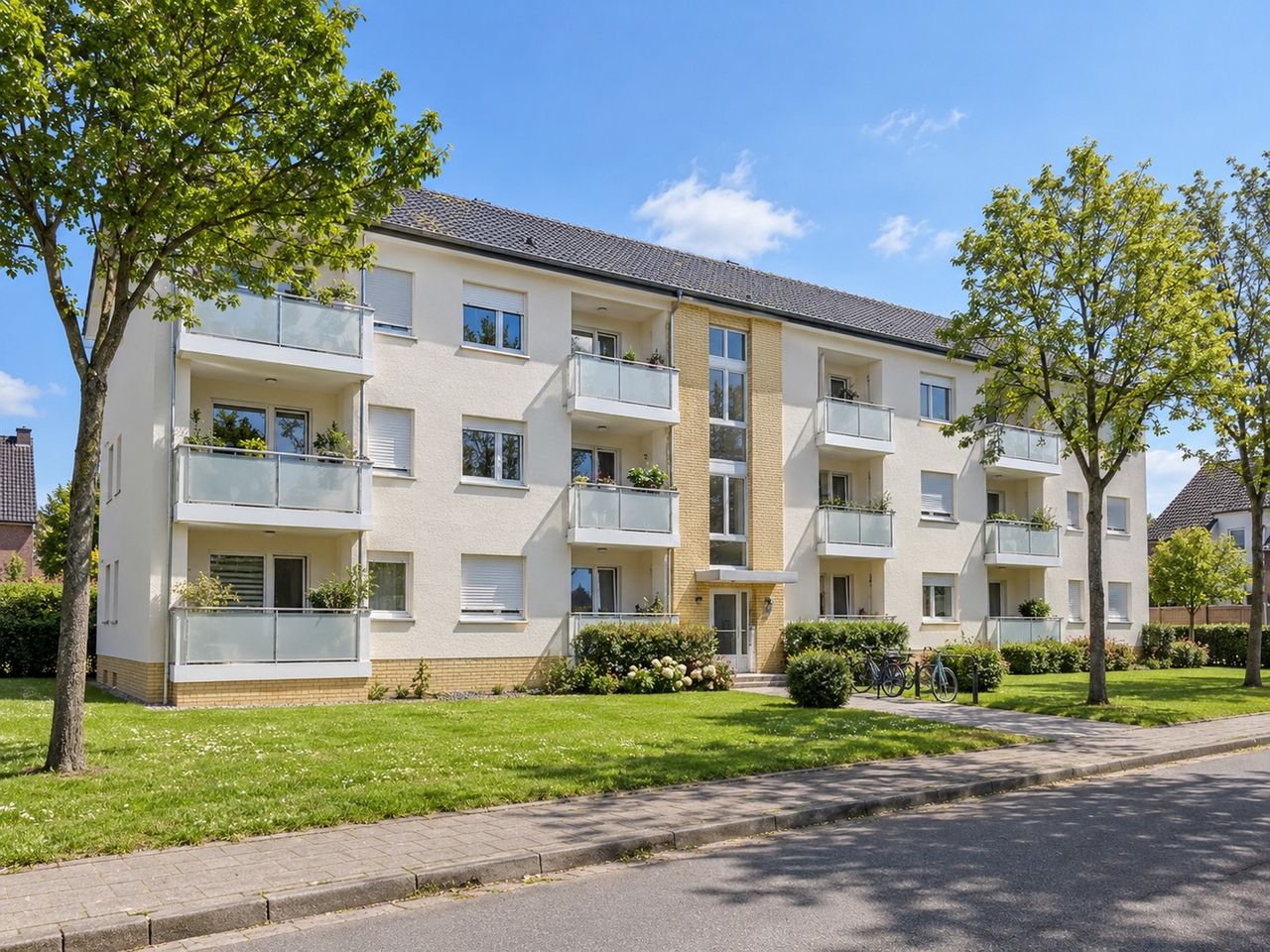 Modernisiertes Mehrfamilienhaus mit Südbalkonen (KI-Visualisierung)