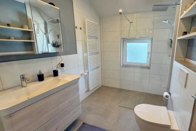Tageslichtbad mit Dusche und WC OG