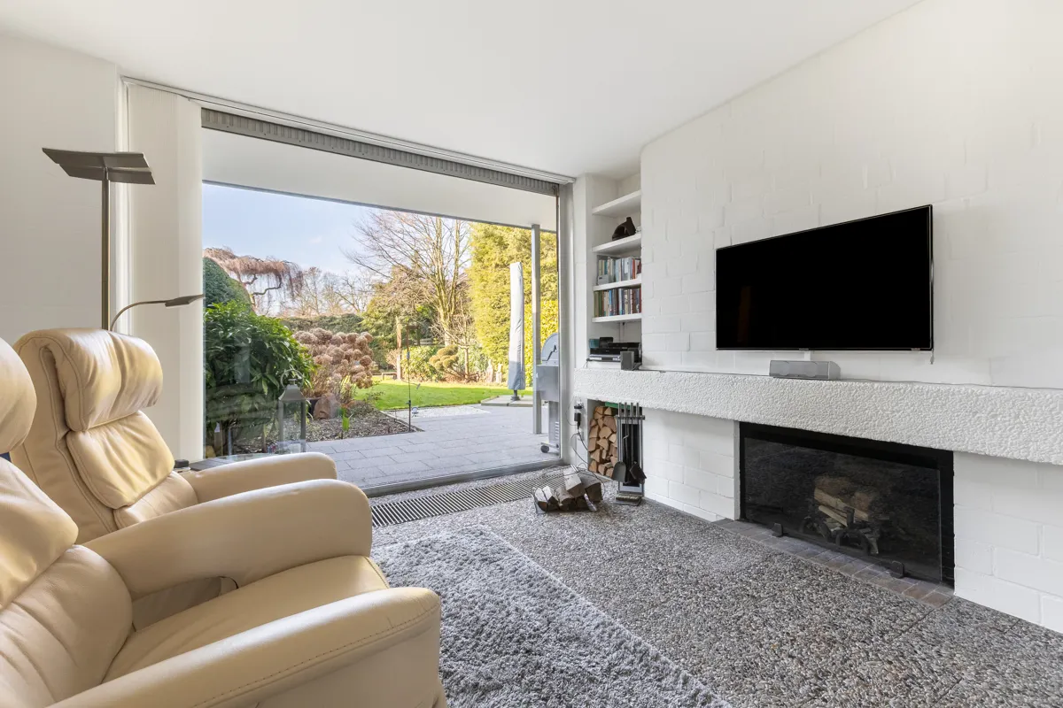 Kaminzimmer mit Gartenfront