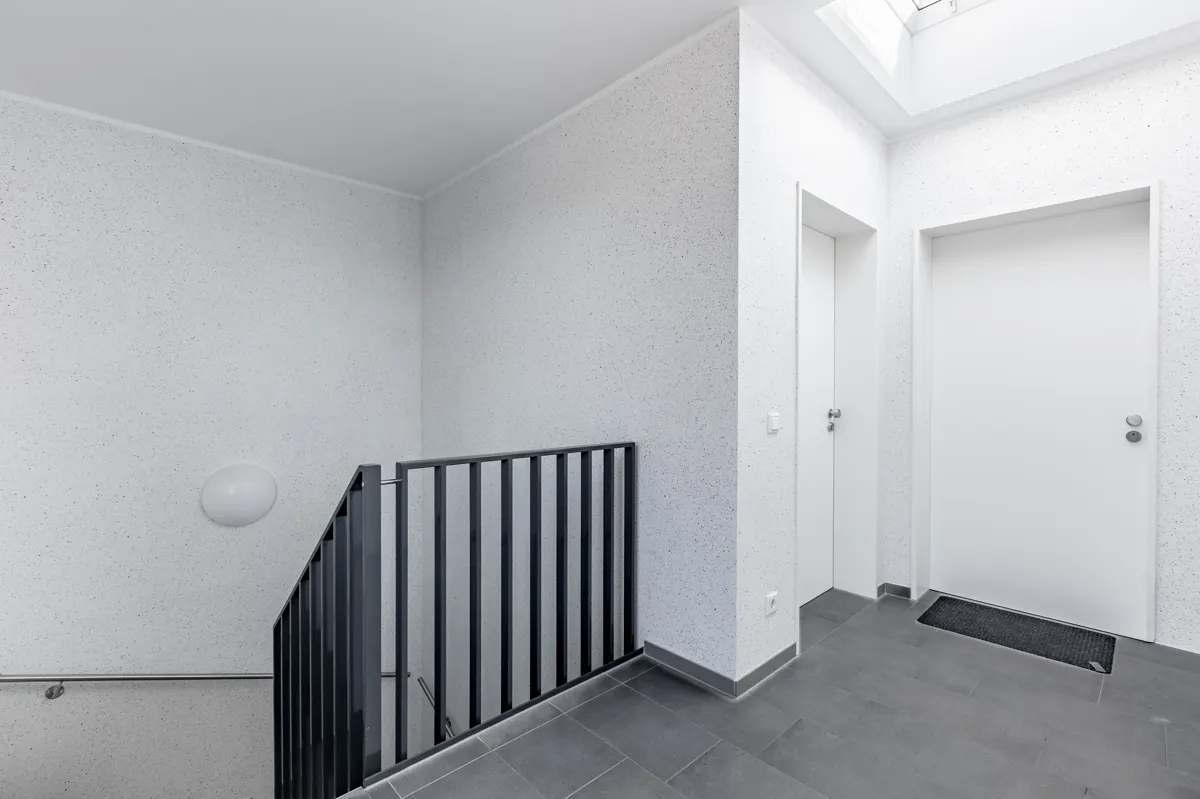 Blick vom Aufzug zur Wohnungstür