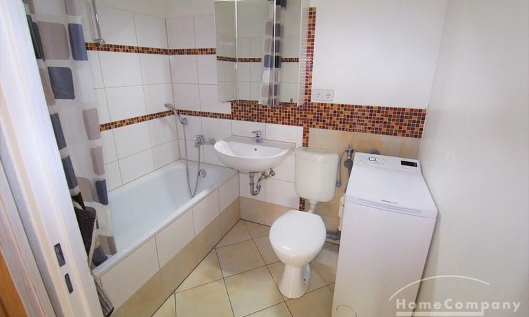 Bad mit Wanne und Waschmaschine