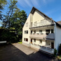 Naturnah wohnen: 3-Zimmer-Wohnung im Erdgeschoss mit Loggia und Garage