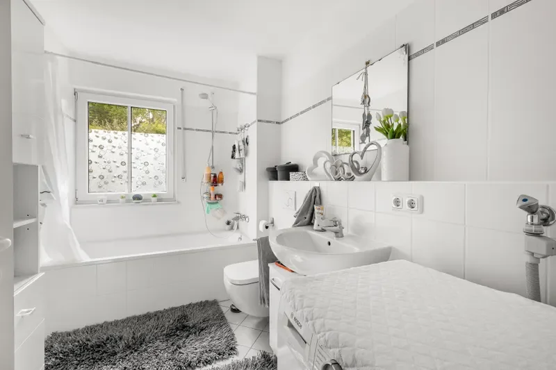 Badezimmer mit Fenster
