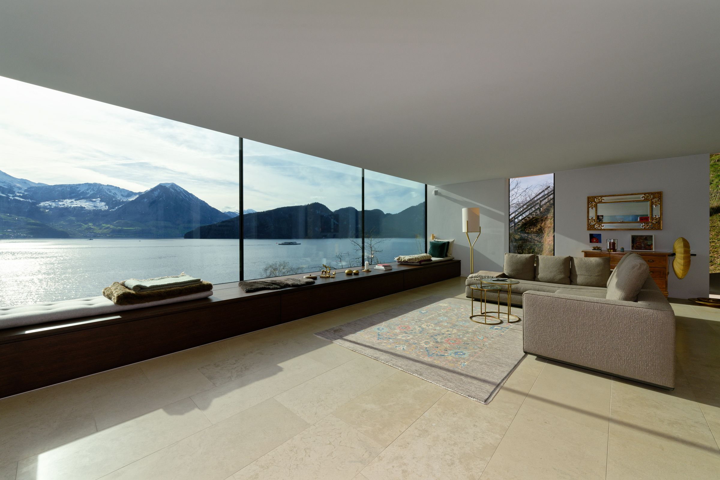 Wohnraum mit Panoramafenster und Seeblick
