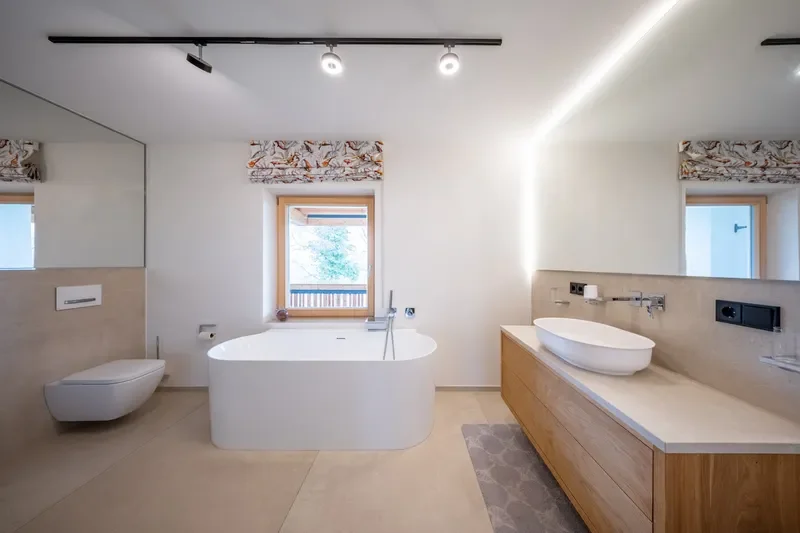 Dachgeschoss Wohnung 2 - Badezimmer