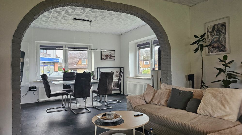 Wohnzimmer mit Blick ins Esszimmer