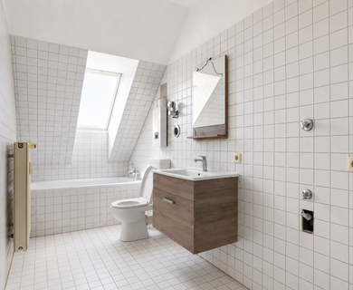Helle ca. 45m² große 2-Zimmer-Dachgeschosswohnung mit Tageslichtbad - Photo 2