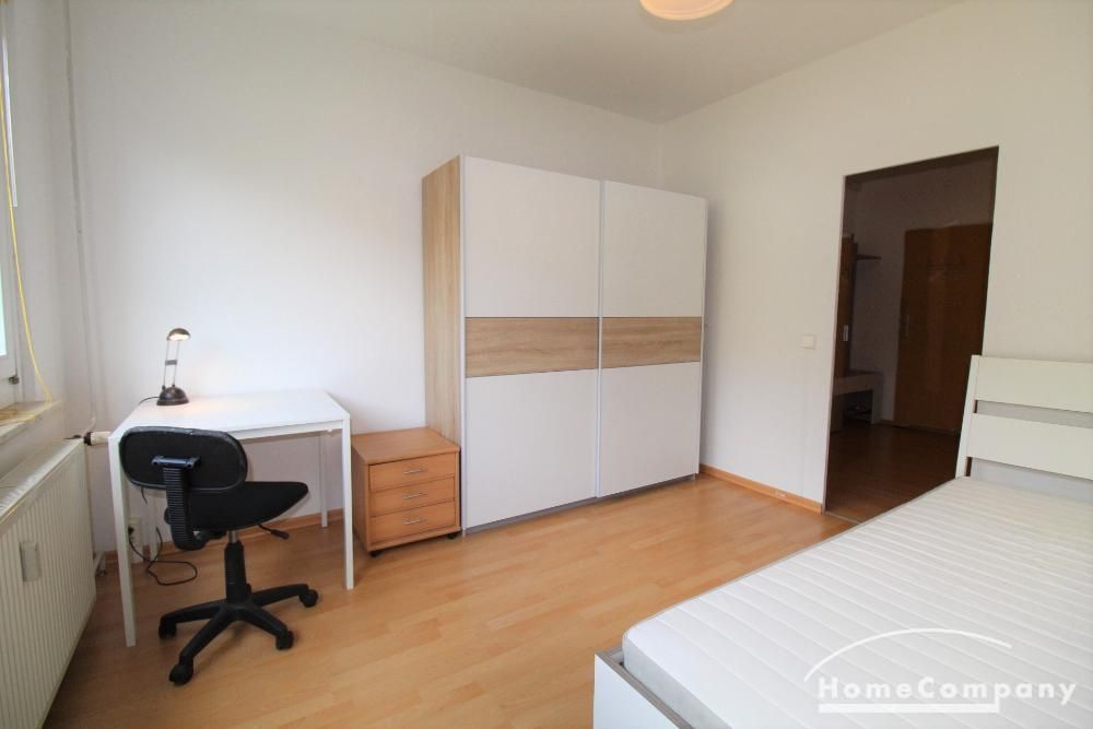 Schlafzimmer 1 mit Doppelbett, Schrank und Schreibtisch
