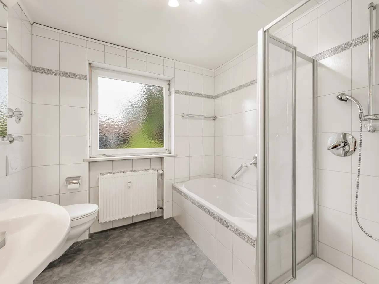 Badezimmer mit Fenster