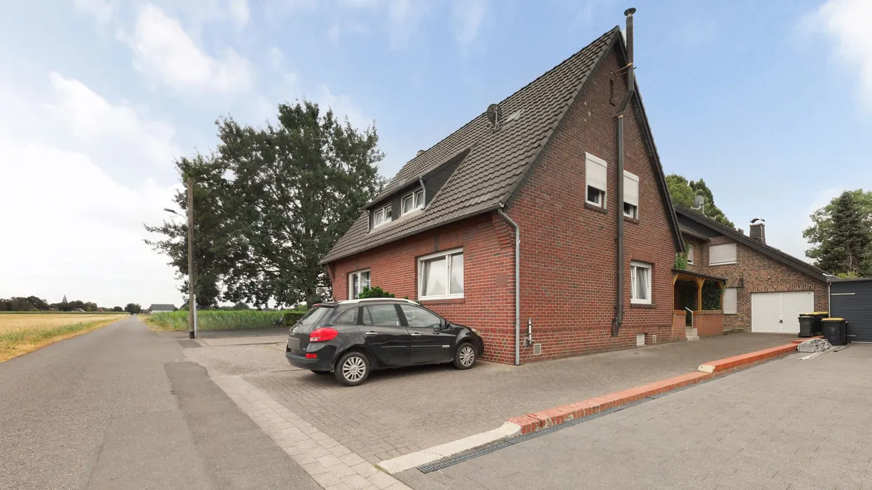 Raumwunder mit Rendite & Grünblick: Gepflegtes Zweifamilienhaus auf über 1.000 m² Grundstück