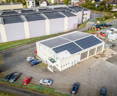 Großer Gewerbekomplex mit Bürogebäude, Werkstatt-/Halle, Freifläche und PV-Anlage!
