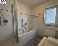 Dusche und Badewanne