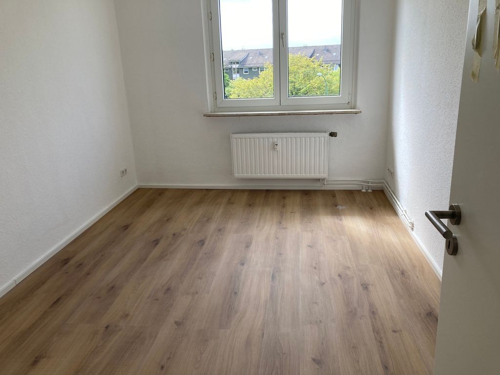 Frisch sanierte 4 Zimmerwohnung mit Balkon, Einbauküche und Keller - Foto 1