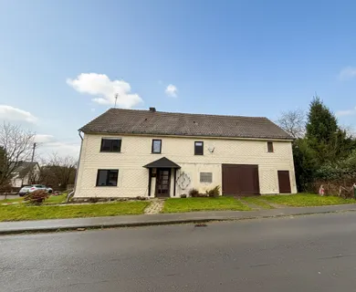 Sanierungsbedürftiges Bauernhaus mit Scheune im Ortskern!