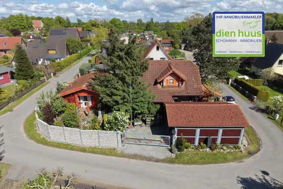 Massives Architekten Wohn-Blockhaus mit Ferienhaus in ländlicher Lage