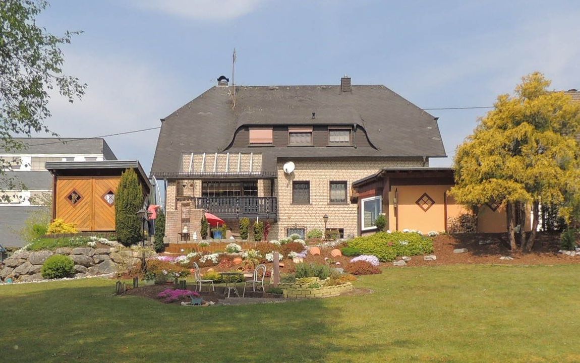 Top gepflegtes Einfamilienhaus mit einer herrlichen Gartenlandschaft, am Waldrand gelegen!