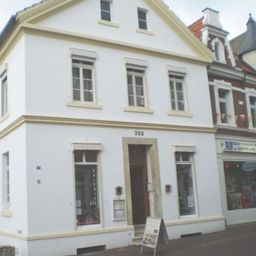 Wohnen & Arbeiten der besonderen Art.
Charmantes Biedermeierhaus mit besonderen Ambiente !!