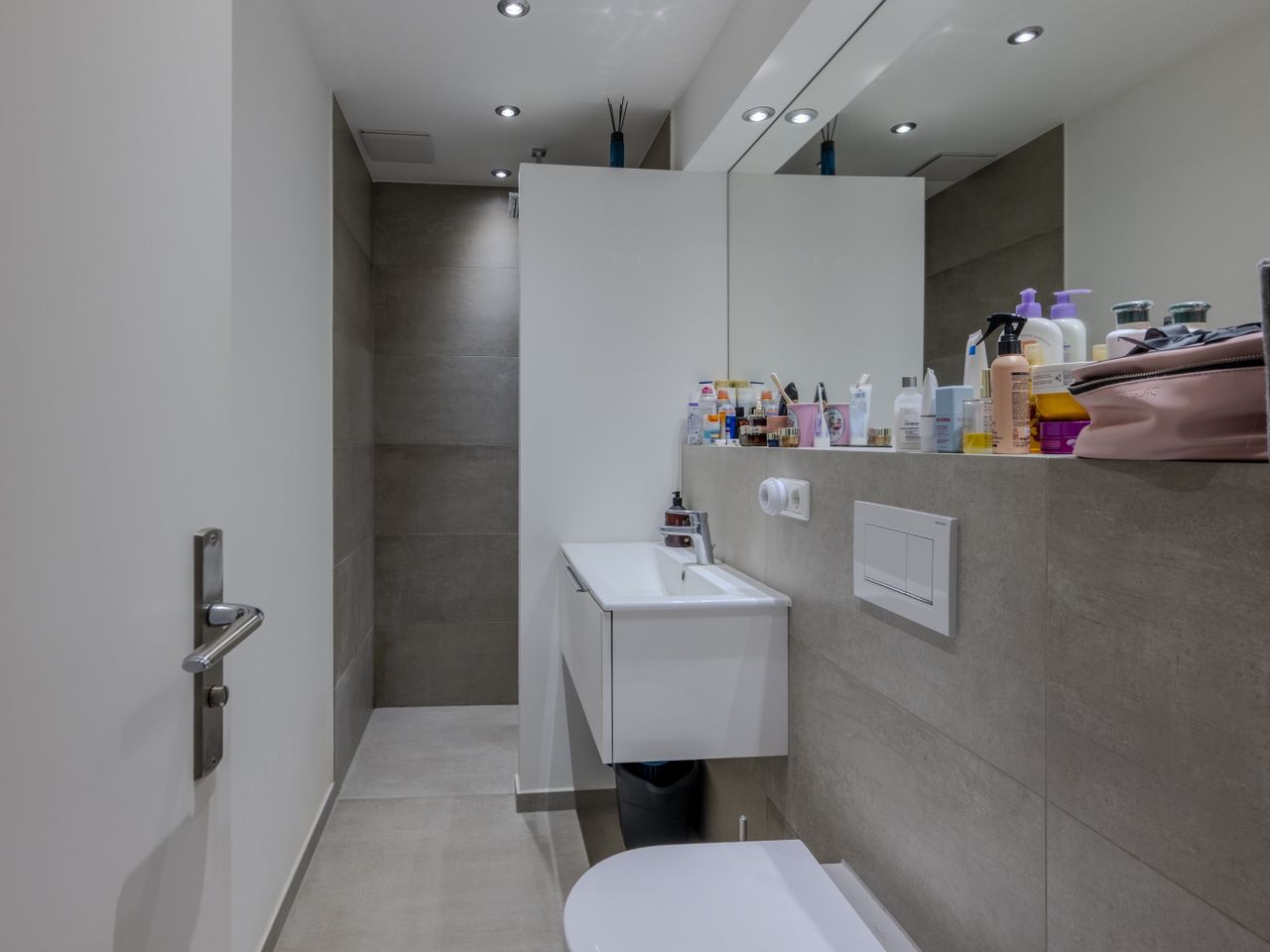 Modernes Bad mit bodengleicher Dusche