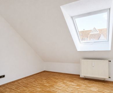 Helle ca. 45m² große 2-Zimmer-Dachgeschosswohnung mit Tageslichtbad - Photo 3