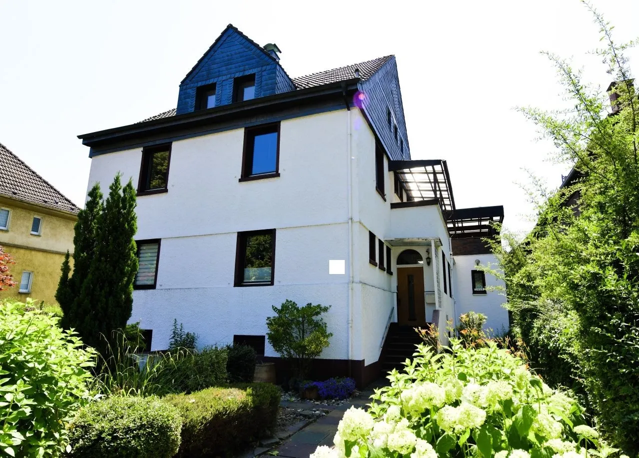 Charmantes Anwesen, traumhafte Gartenlage, mit beeindruckendem Seeblick direkt an der 6-Seen-Platte