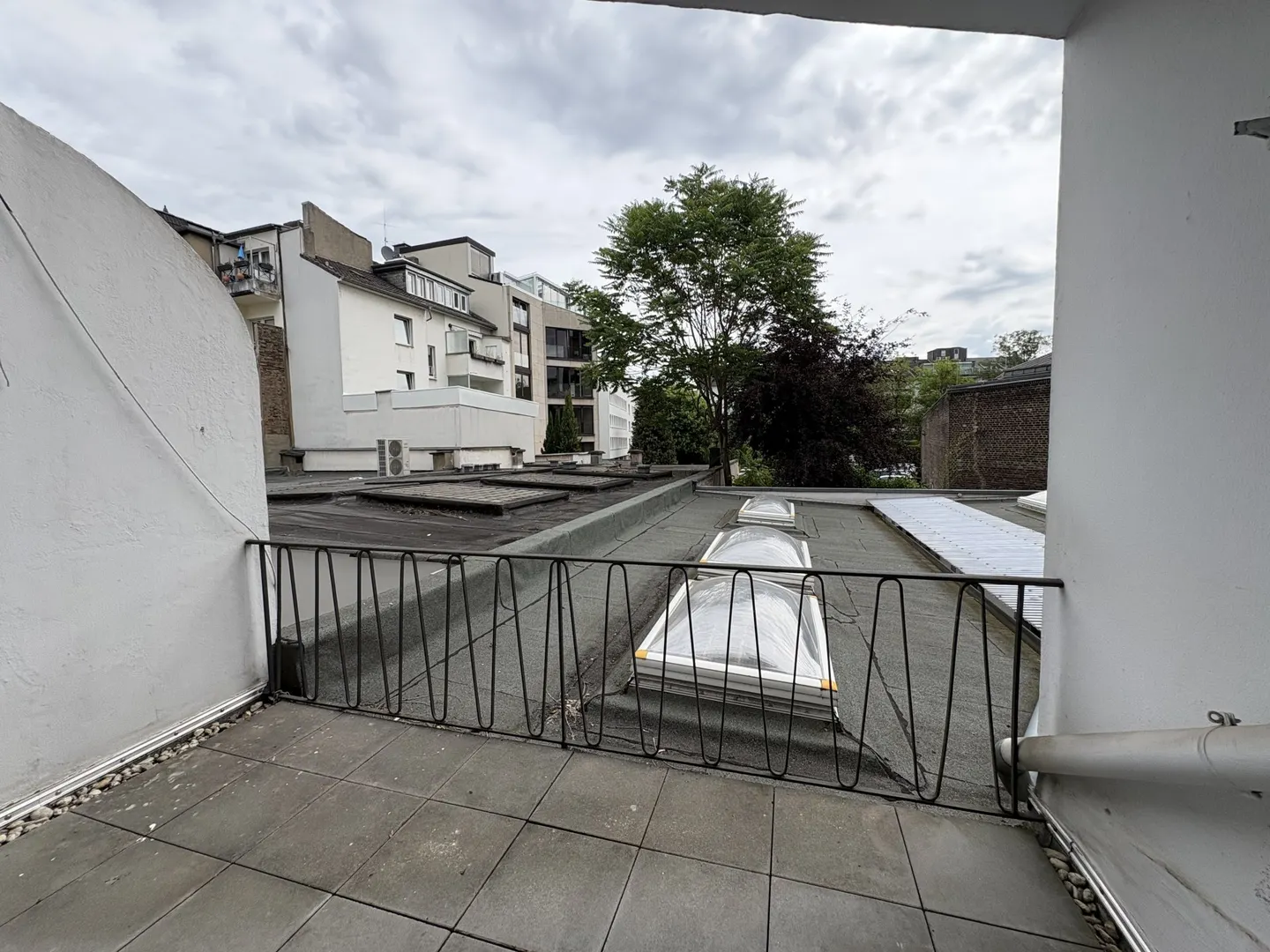 Singles aufgepasst: Helles Apartment mit Balkon und EBK direkt am Hofgarten. - Foto 4