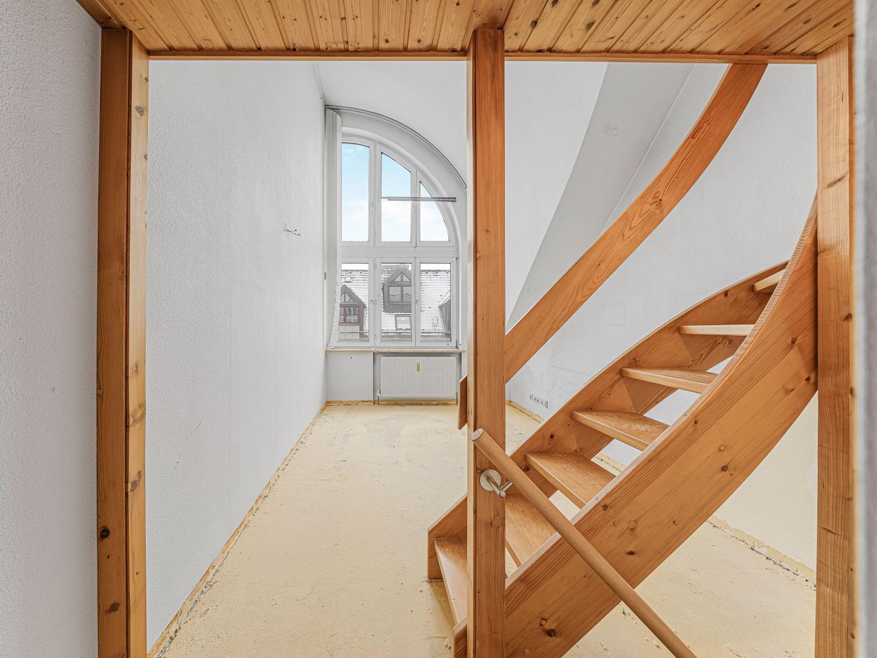 Zimmer mit Treppenaufgang zu weiteren Räumen