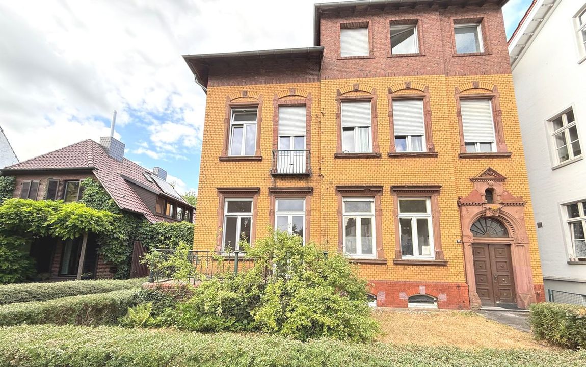 „Villa statt Wohnheim – zieh ein, bevor’s ein anderer tut!“