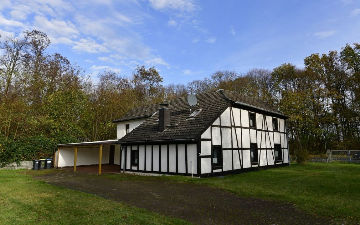 Freistehendes Einfamilienhaus auf Riesengrundstück zwischen Duisburg Homberg und Baerl.