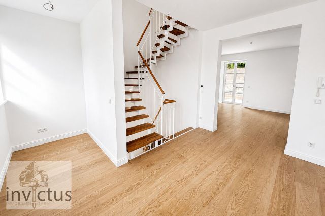 Küchenbereich mit Blick auf den Wohnbereich und Treppe zum OG