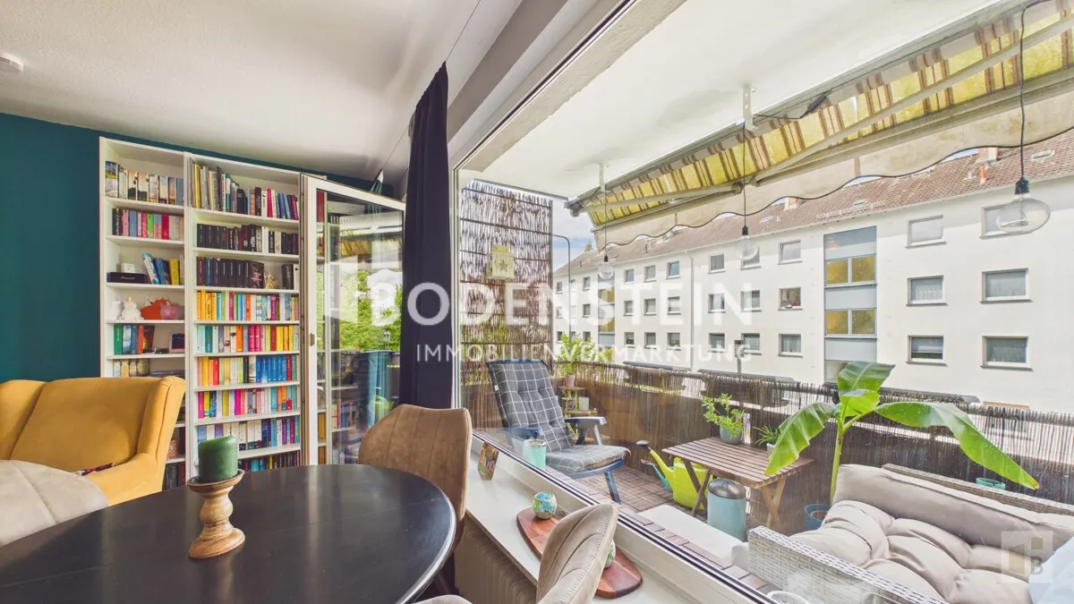 Wohnzimmer mit Blick auf den Balkon