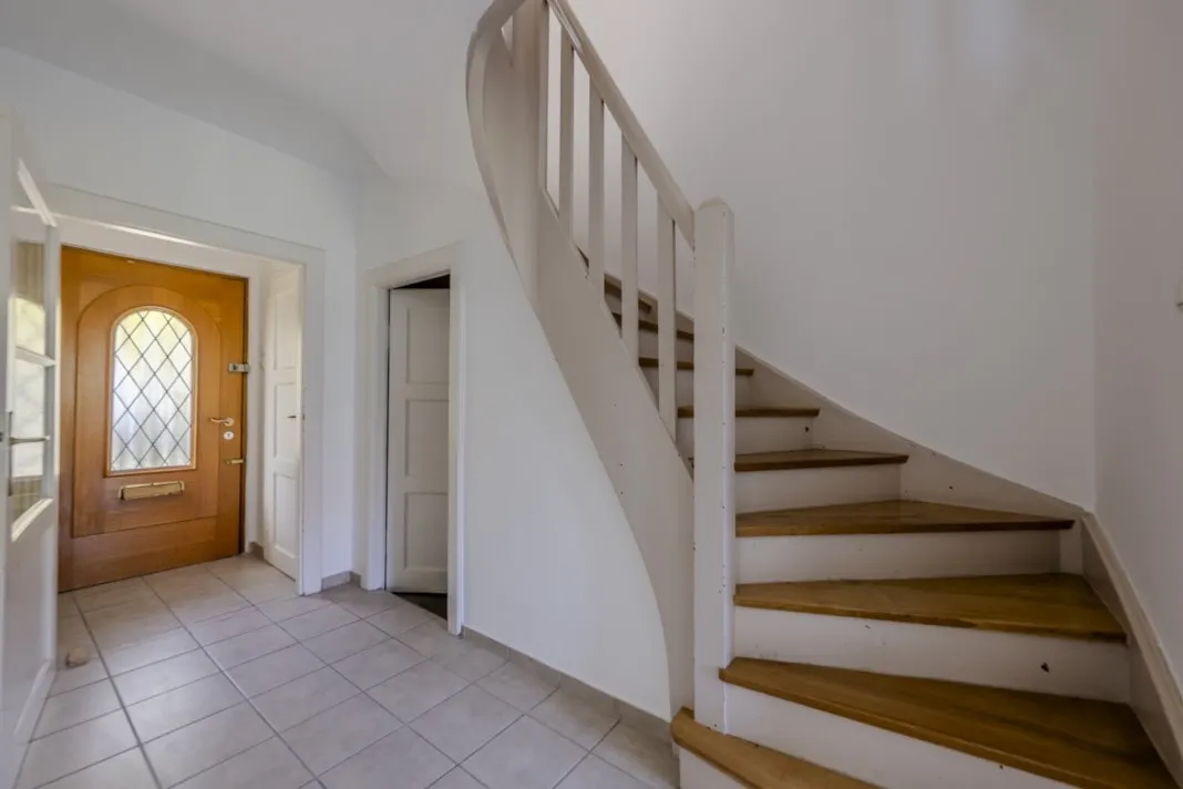 EG  - Flur mit Treppe zum Obergeschoss