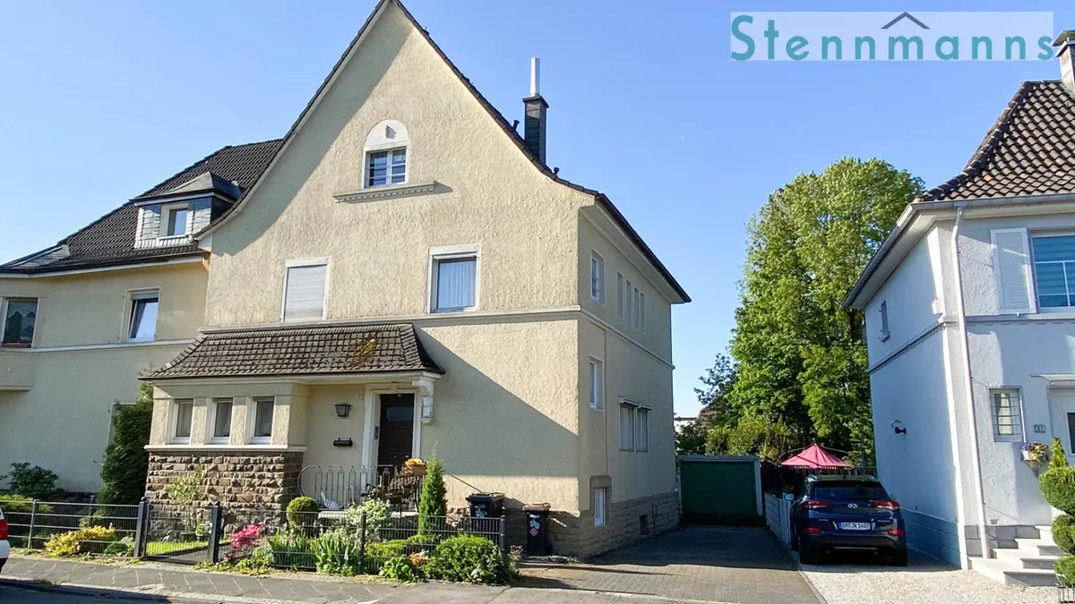 Ansicht der Doppelhaushälfte von der Straße