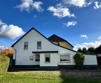 Rheindorf-Süd: Modernisierungsbedürftiges Wohnhaus mit ca. 162 m² Wohnfläche + Scheune