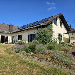 Charmantes Einfamilienhaus mit Doppelgarage, Balkon, Terrasse & großzügigem Garten in ruhiger Lage!