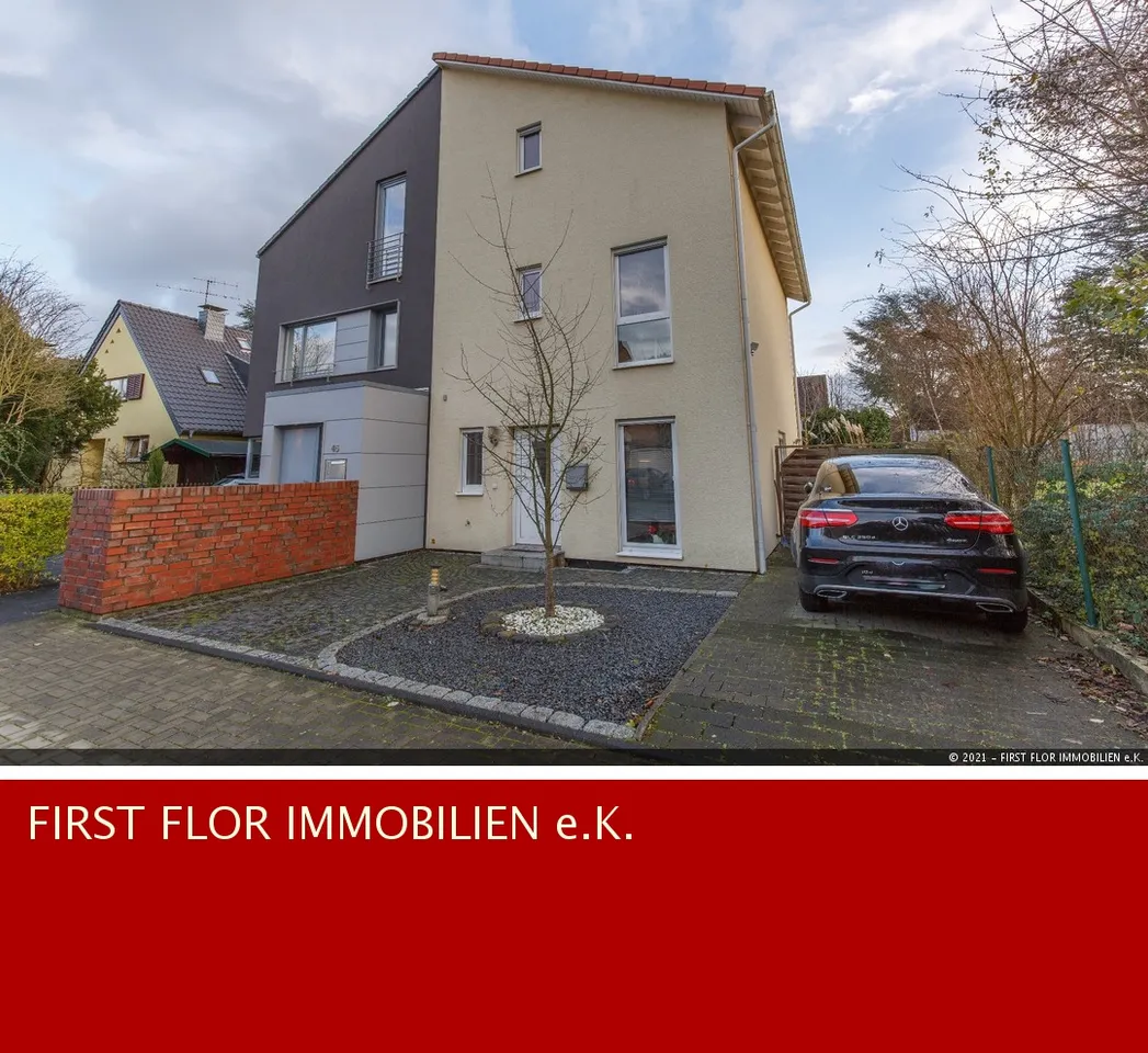 Hausfront mit Stellplätzen