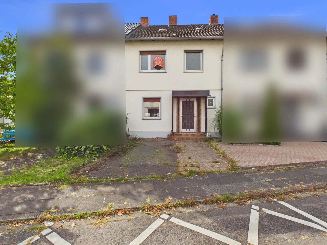 Hausansicht mit Stellplatz