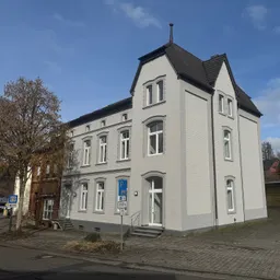 Praxishaus mit genügend Praxis/- Abstell/- und Parkfläche, zentral in Schladern!
