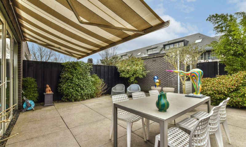 Terrasse mit Markise und Esstisch