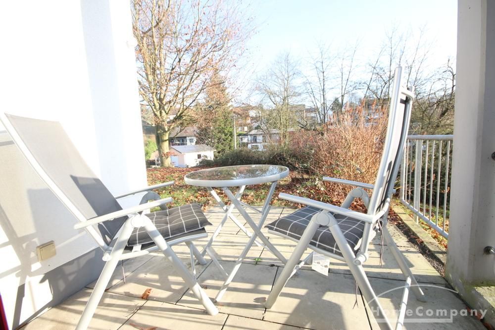 Sonniger Terrasse mit Garten