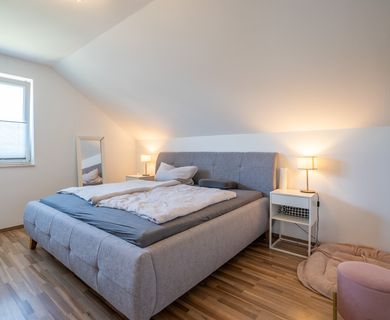 Lichtdurchflutete Dachgeschosswohnung auf 80 m² mit Wohlfühlbalkon, eigenem Eingang und Garage - Foto 3
