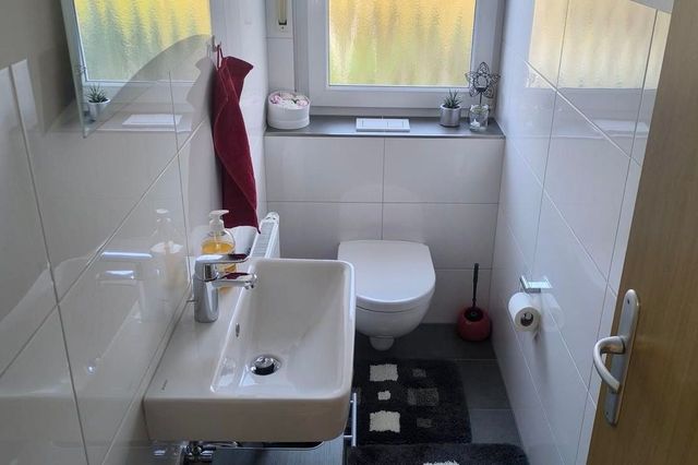 Wohnung OG - modernisiertes Gäste-WC