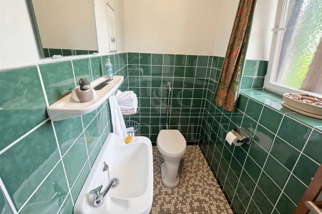 Badezimmer EG mit WC und Waschtisch
