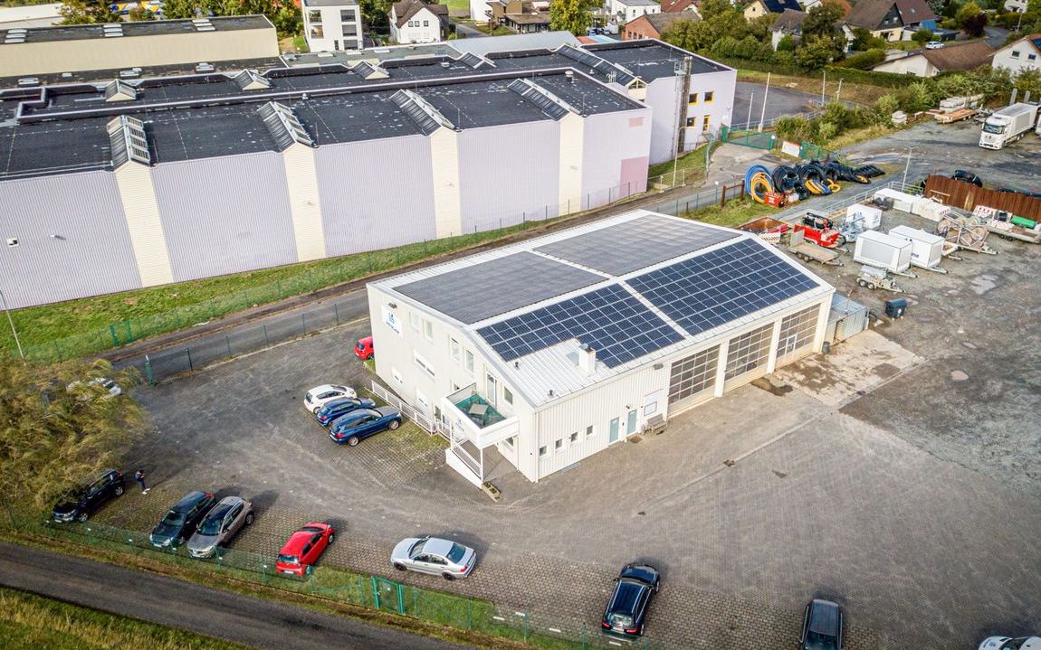 Großer Gewerbekomplex mit Bürogebäude, Werkstatt-/Halle, Freifläche und PV-Anlage!