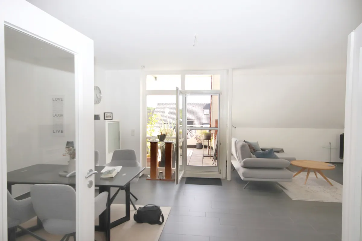 Der Blick vom Entreé durch das Wohn- und Esszimmer zur Loggia