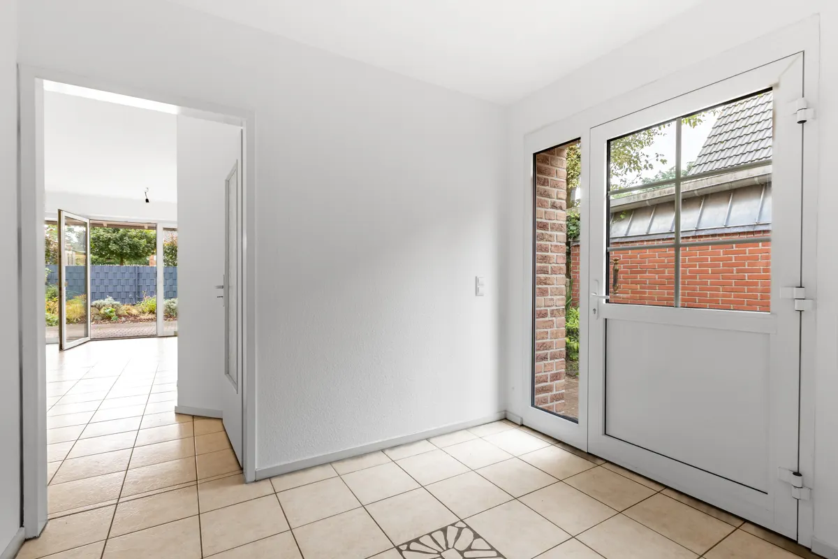 Der großzügige  Eingangsbereich mit Blick zum Wohn- und  Esszimmer