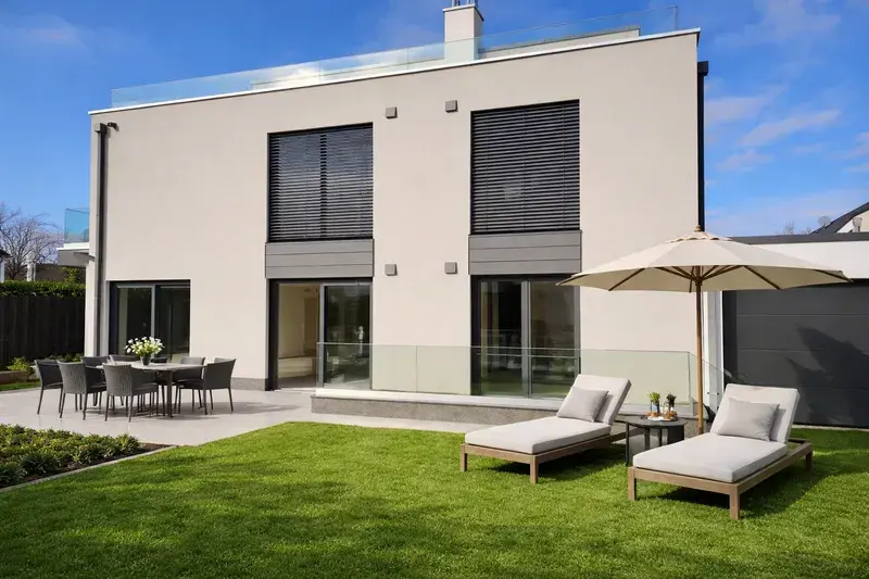 Terrasse mit Garten - Abgang zum Wellnessbereich