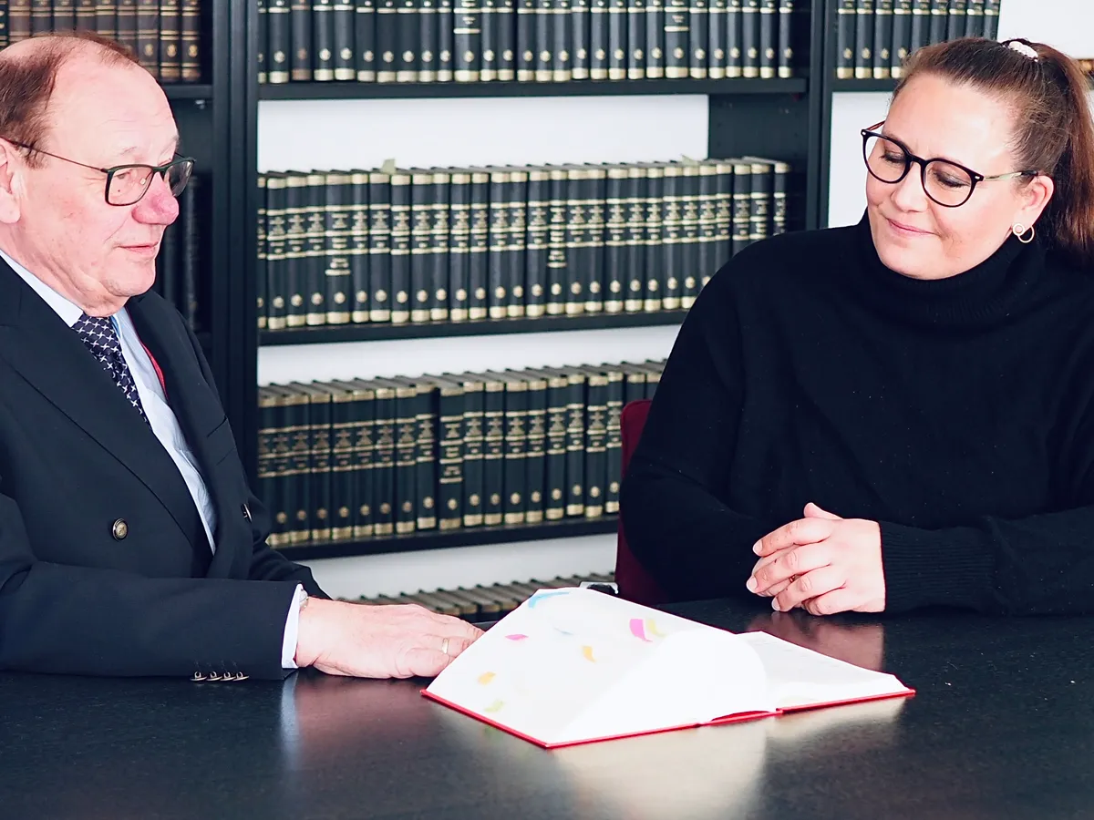 Hans-Leo Koppers und Katrin Hardenberg in der Kanzleibibliothek
