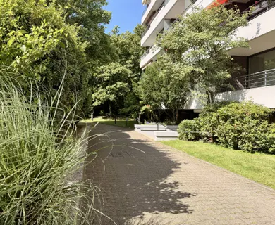 Ihre sanierte 2 Zi. ETW mit Swimming Pool, in Lörick !