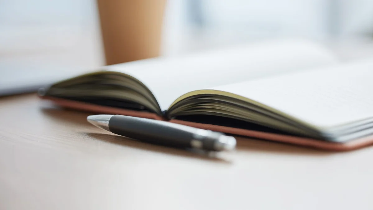 Notizbuch und Stift auf einem Schreibtisch