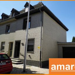 Kleines Haus mit Garten – Blumen sind schon da, nur den Rasen müssen Sie selbst mähen.